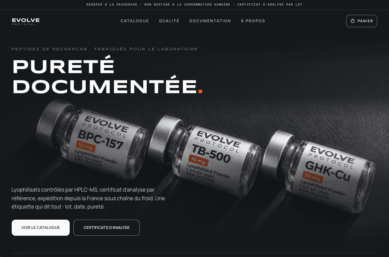 Page d'accueil du site Evolve Protocol sur fond noir : le titre « Pureté documentée » surplombe la photo de trois flacons de peptides lyophilisés étiquetés BPC-157, TB-500 et GHK-Cu.