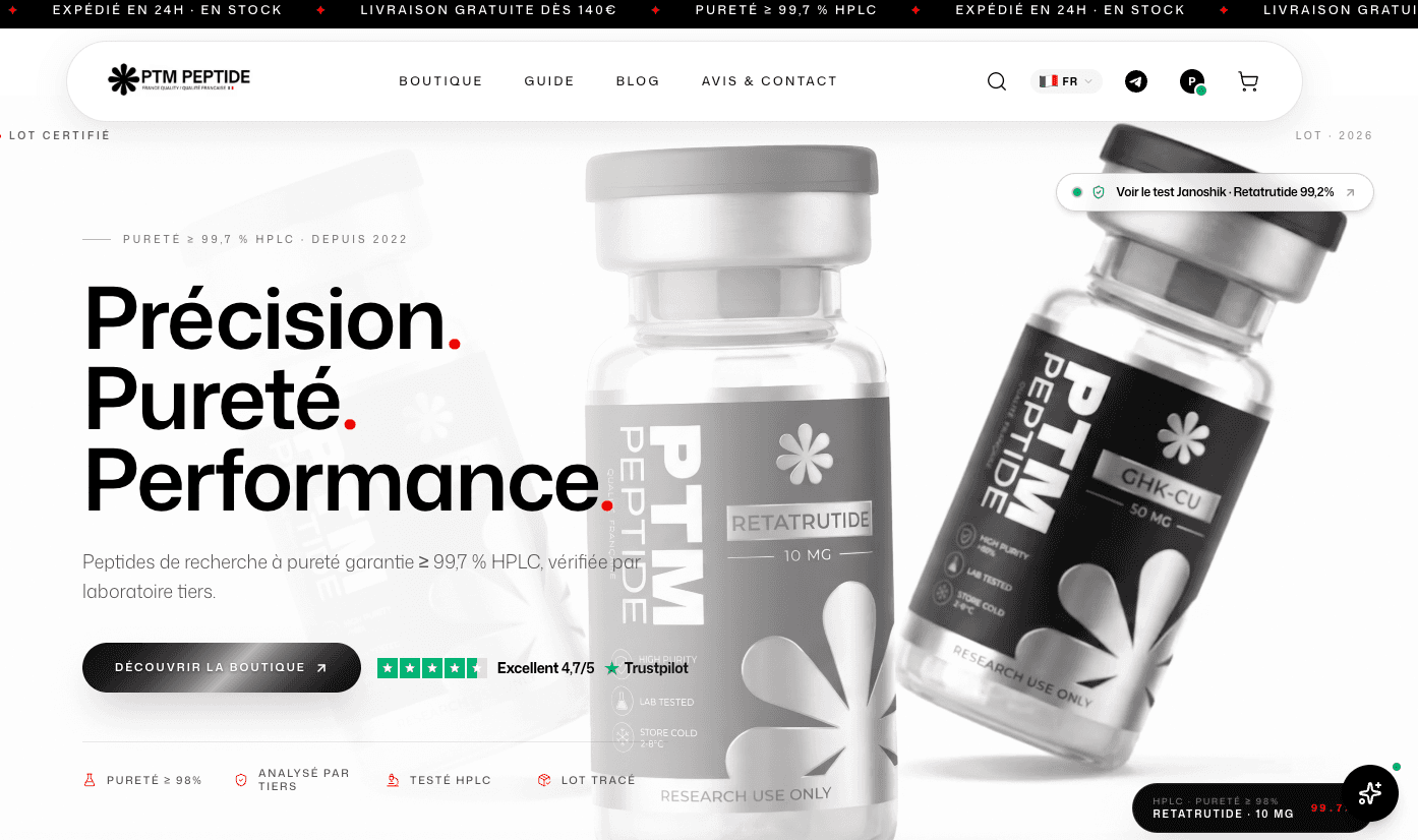 Page d'accueil de la boutique PTM Peptide : sur fond blanc, le titre « Précision. Pureté. Performance. » et la note Trustpilot 4,7/5 à gauche, deux flacons de peptides en gros plan à droite, un clair étiqueté Retatrutide 10 mg et un noir étiqueté GHK-Cu 50 mg.